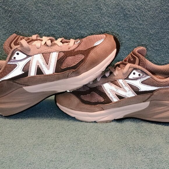 New Balance 990v6 in kids size 2 - Picture 5 of 6